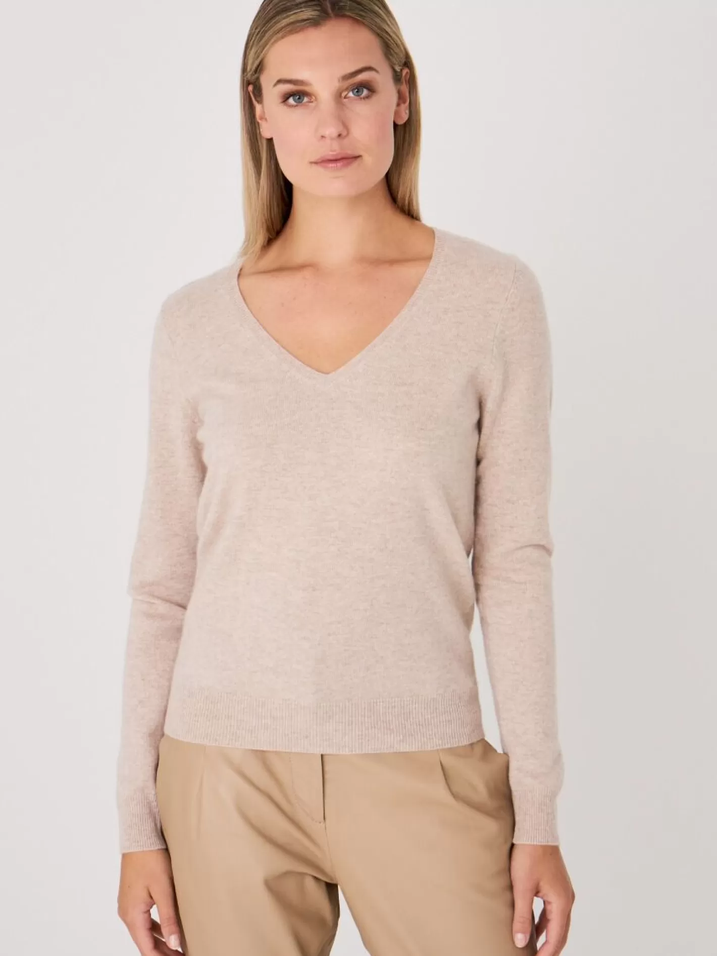 Sweaters<REPEAT cashmere Basic Organic Cashmere V-Neck Jumper Beige