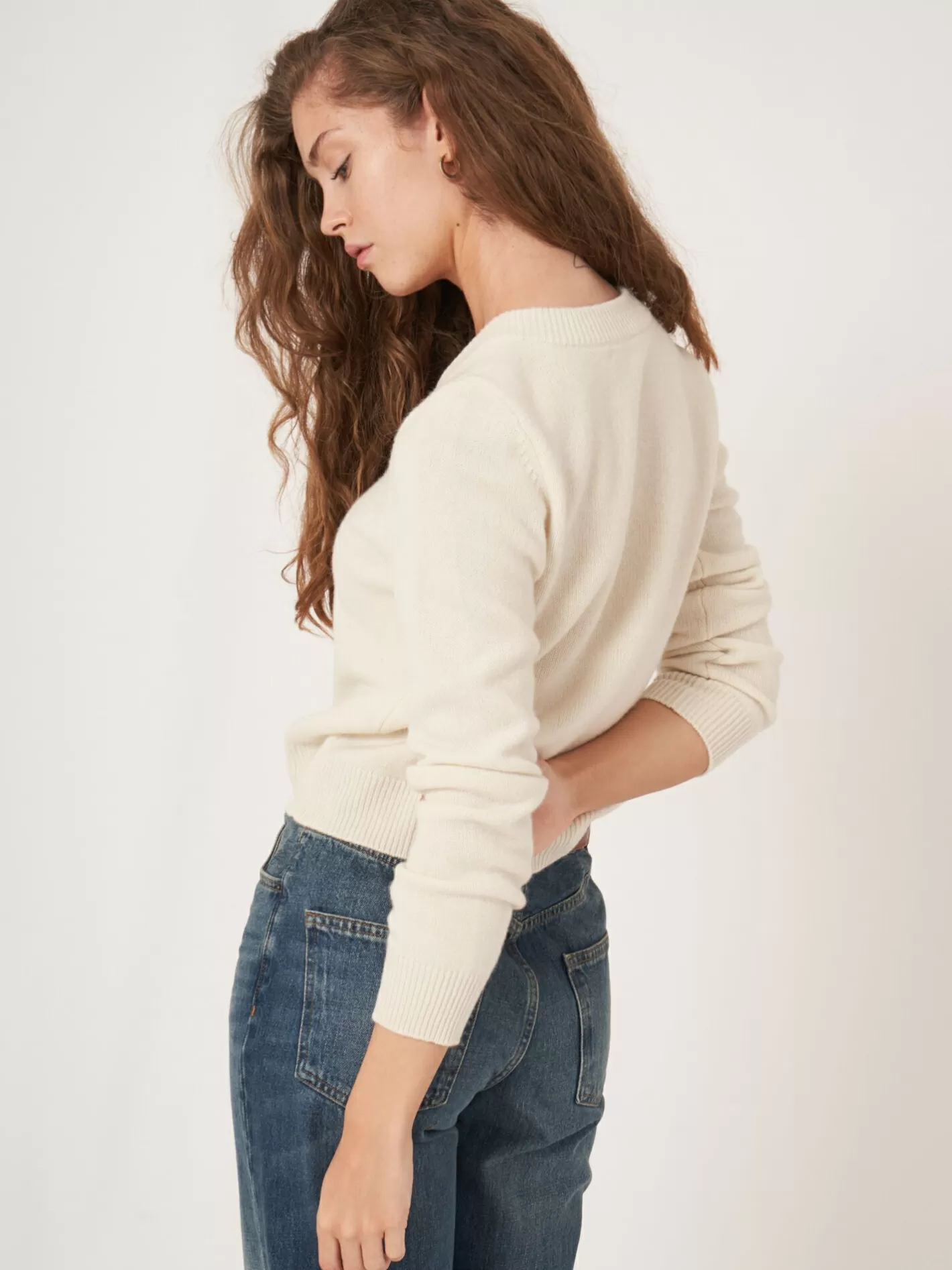 Sweaters<REPEAT cashmere Cropped Organic Cashmere V-Neck Sweater Cream