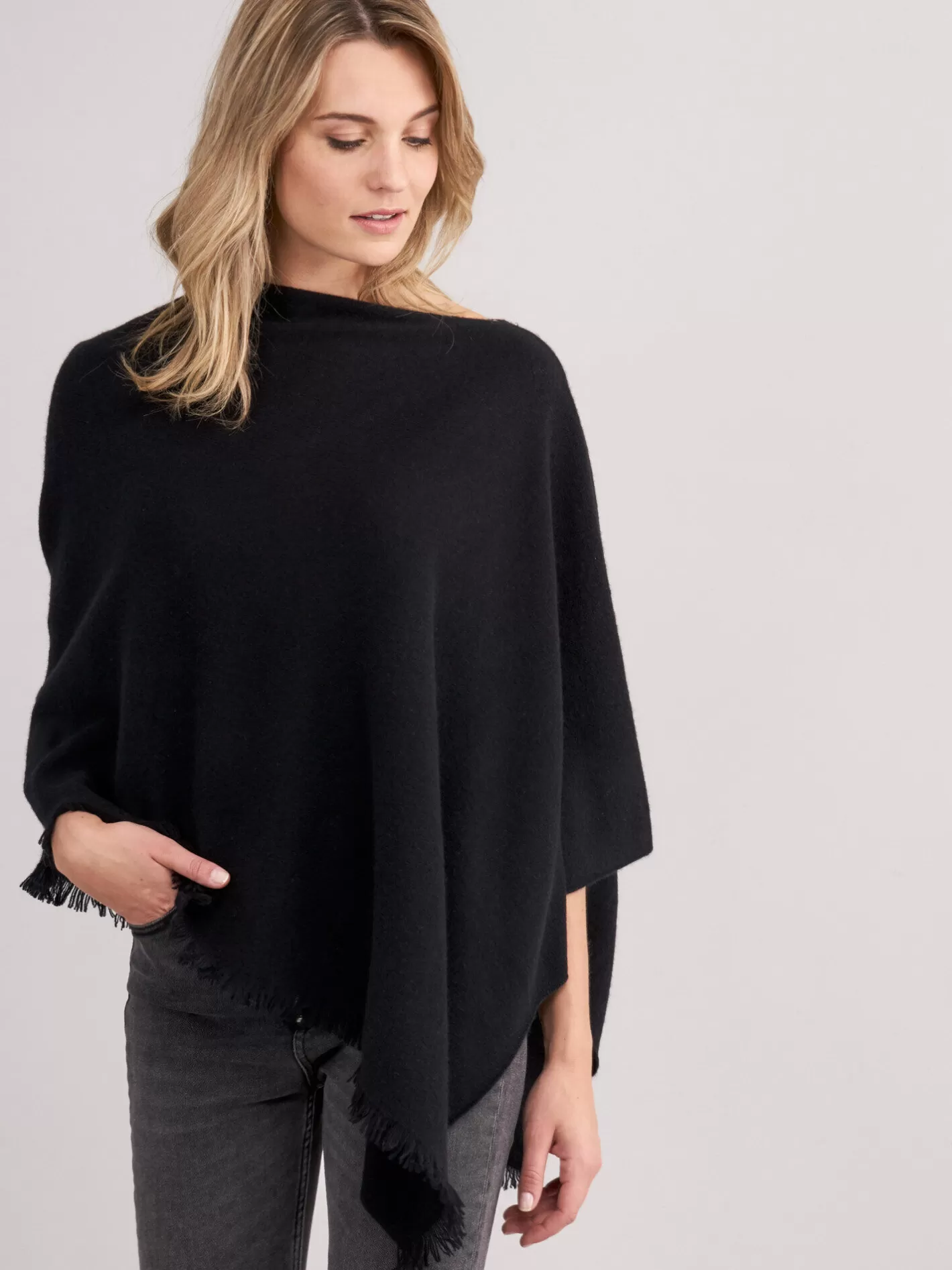 Organic Cashmere<REPEAT cashmere Fine Knit Organic Cashmere Poncho With Fringes Black